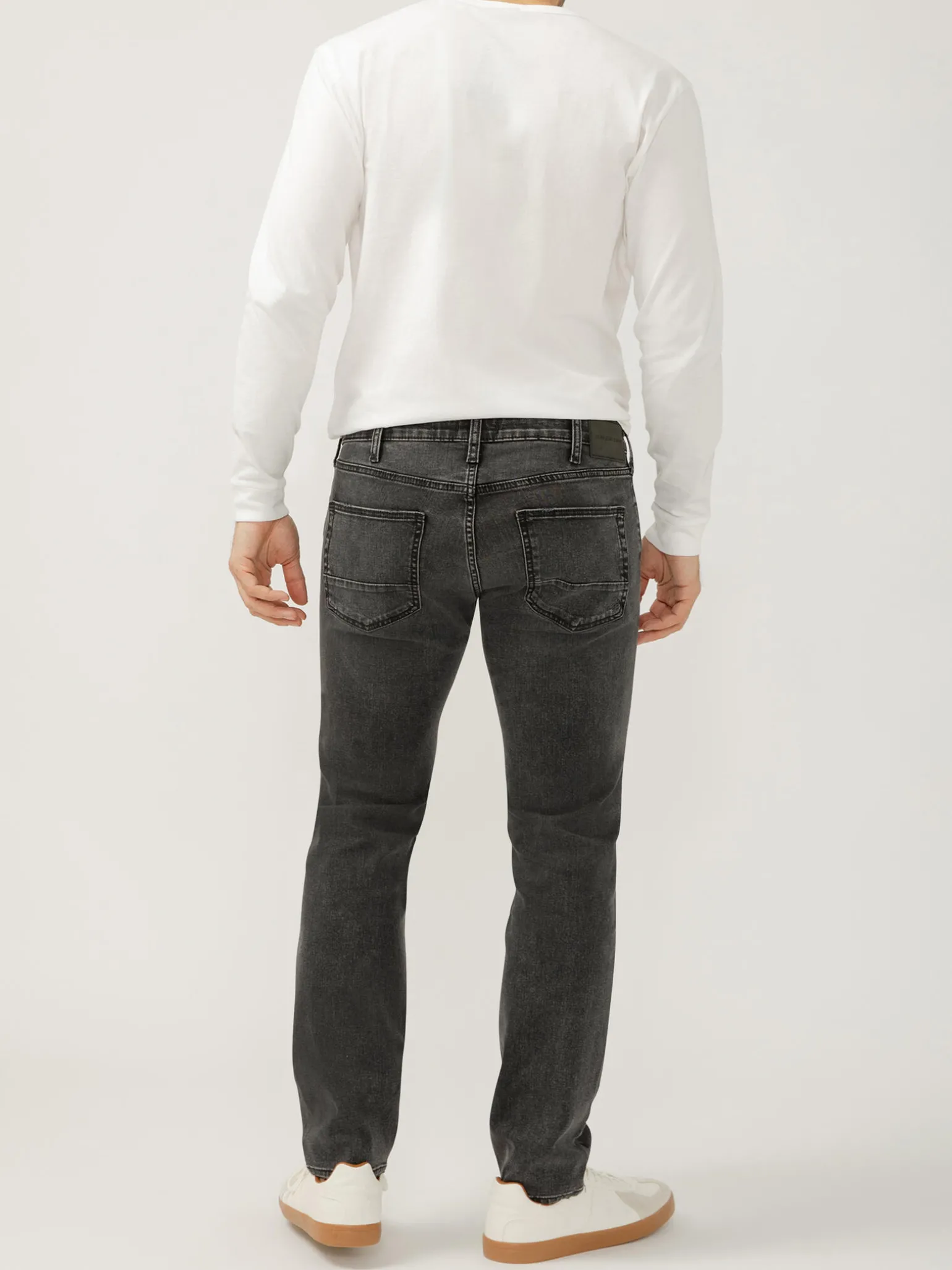 Konrad Slim Fit Slim Leg Jeans